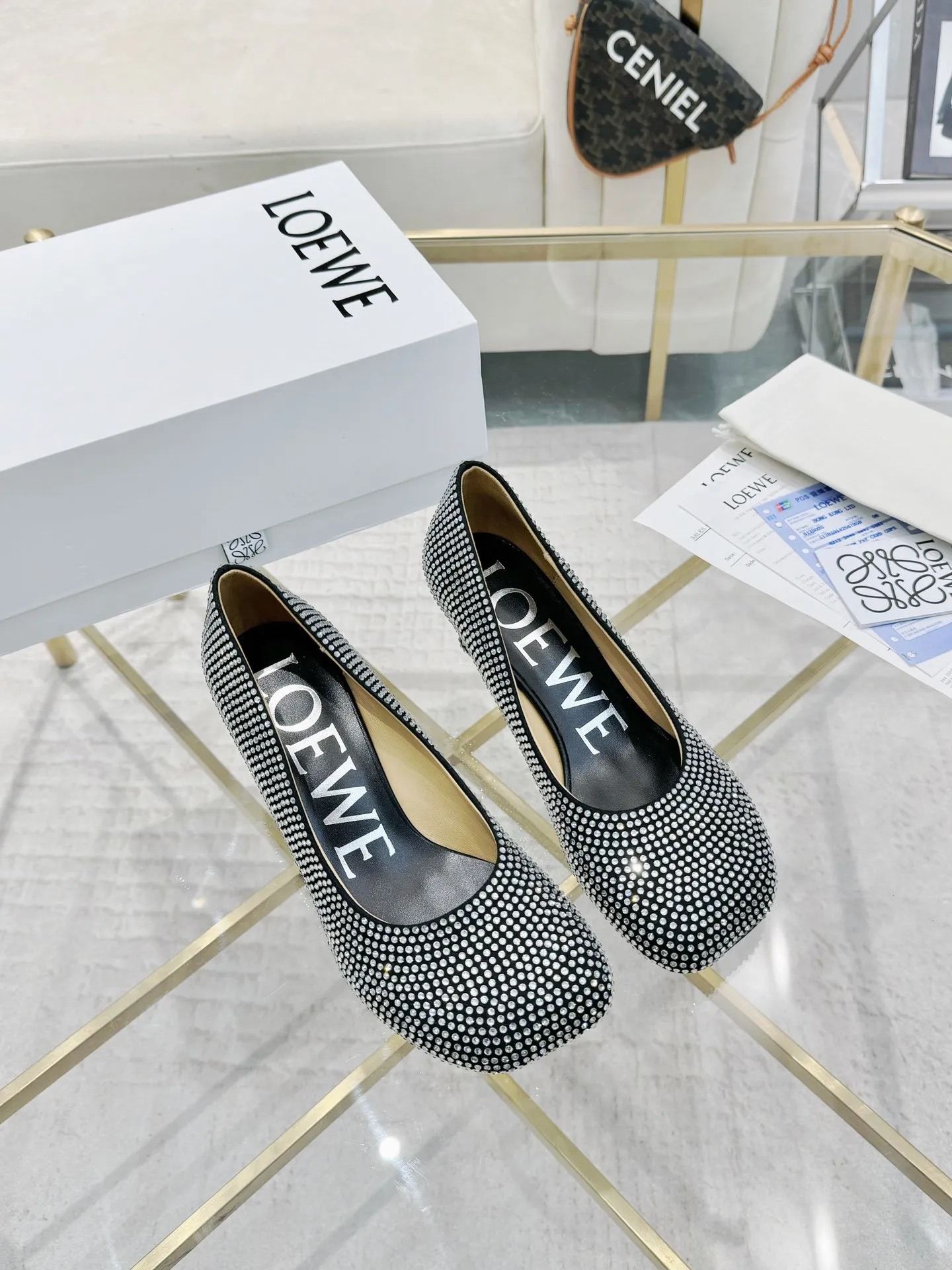 👟👟Ex-factory price 660👟👟 LOEWE‼ ️ New arrival‼ ️Imported genuine leather sole Loewe 2024/aw early spring latest T stage colored diamond series catwalk style 😘😘😘 Upper: imported silk cloth lining: imported water-dyed sheepskin outsole: original molded injection molded leather outsole Heel: original molded 1:1 Heel height: 5.5cm Size: 35-39 (40/41/42/43 custom-made, non-refundable)